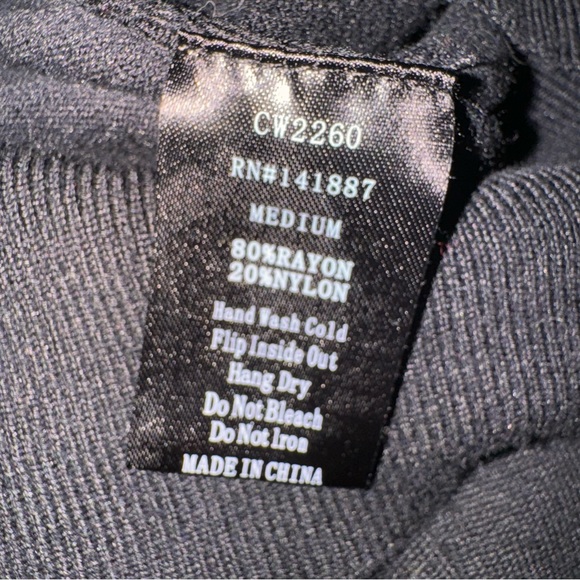 TCEC‎ Cold Shoulder Sweater - Picture 4 of 6